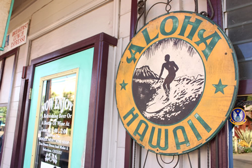 ドアや看板がいい感じのカフェ・ハレイワ