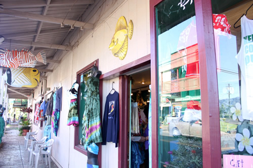 カラフルなお魚のボードが飾ってあります