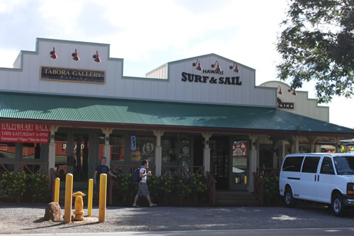 ノースショアなのでサーフショップは多い