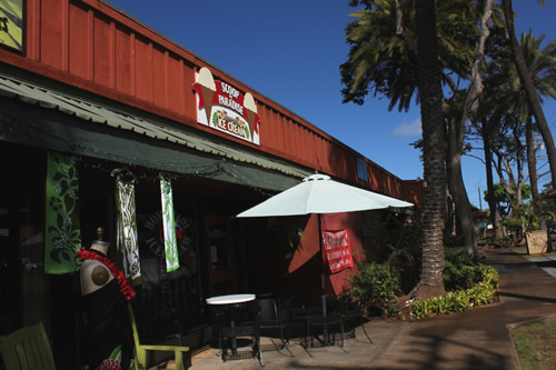 長屋式の建物に色々なお店が入っています