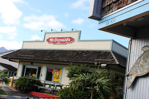 マクドナルドの看板がクラシック風