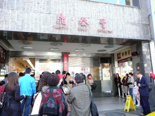 店の前には人だかり!