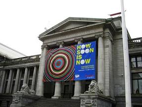 バンクーバー美術館の目の前