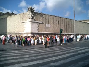 バチカン博物館の行列