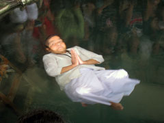 浮遊する尼さん