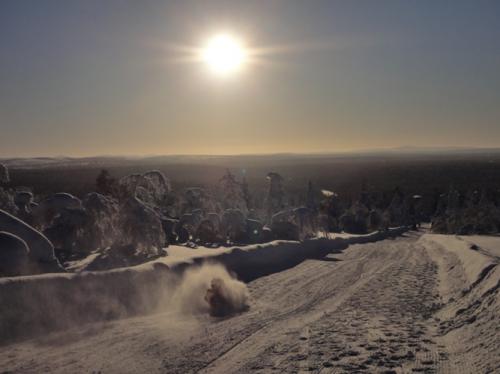 足でブレーキをかけると