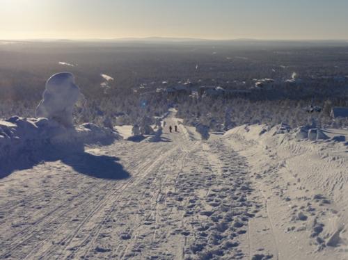 ふもとまで1><br />
<br />
トレイに座り足を前に出して両手で地面をこぐ。と、最初はゆっくりだと思うかもしれないがすぐにスピードがついてくる。<br />
体重を後ろにかけると自転車で猛スピードで走るぐらいの速さになる。<br />
「あれ〜〜〜!」<br />
<img loading="lazy" src=