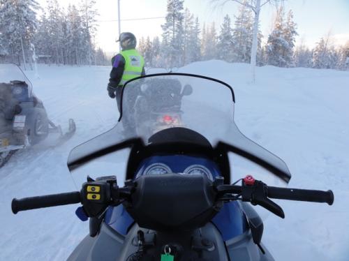 スノーモービルのハンドルまわり