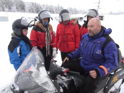 スノーモービルのインストラクション