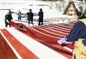 白川村で行われた「雪さらし」
