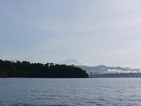 遠くのキナバル山