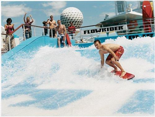 船上でサーフィンもできるよ