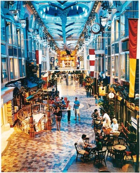 モールのような船内!