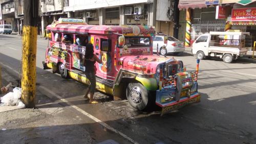 ジプニーは安くて便利だけど・・・