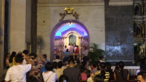 セントニーニョ像を拝むため列が出来ている