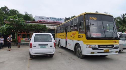 トイレ休憩で停車中のバス