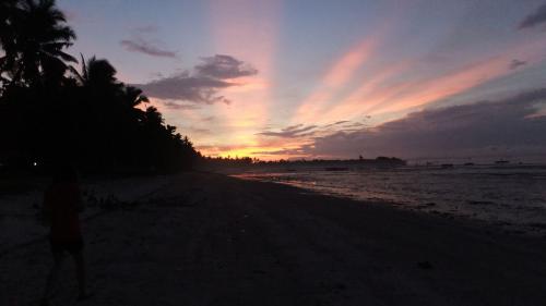 早朝、東の空に朝日が昇る