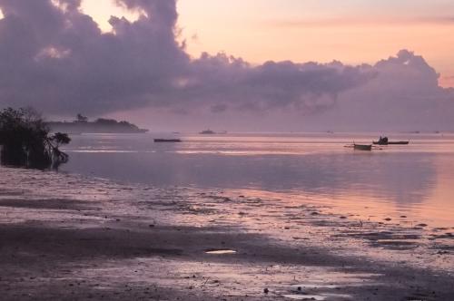 静けさの中、朝日が昇る