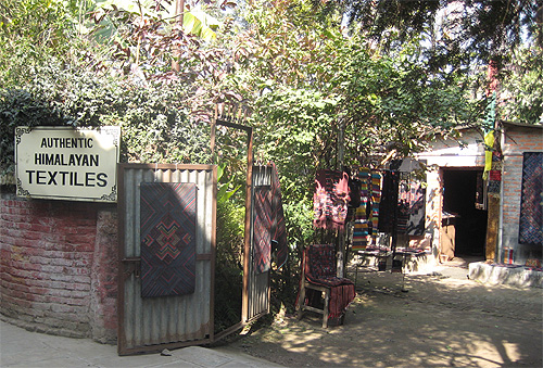 お店は庭になっています。