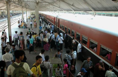 ヤンゴン駅校内