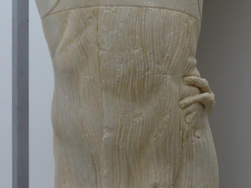 青年像の腰部分