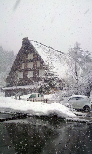 白川郷は冬に逆戻り