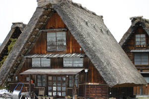 合掌集落内も雪が解けて 