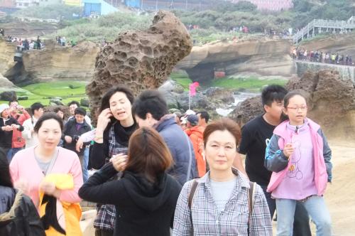 人気の女王頭は写真を撮るのに列をなす