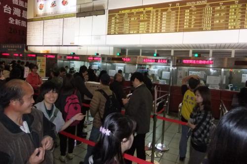 台北駅では切符を買うのに長い列