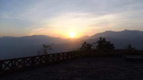 祝山から日出を拝む