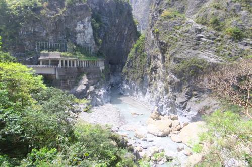 太魯閣の断崖の中に道が走る