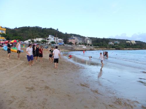 南湾は海水浴で賑わう