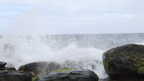 海岸線まで降りると波が砕ける音がすごい