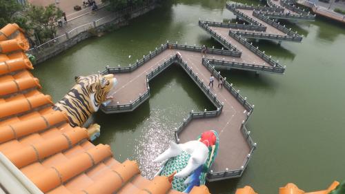 左営蓮池潭の龍虎塔の前は？