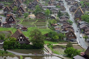 雨の白川郷も