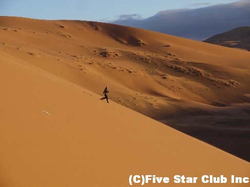 砂漠駆け下りる