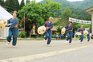 村に伝わる民謡の踊りを