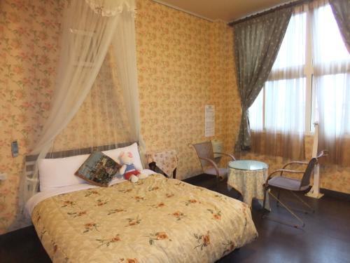 室内は広く、デコレーションされている