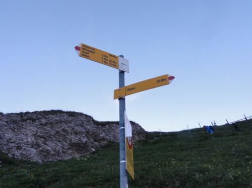 トムリスホルンへの分かれ道標識