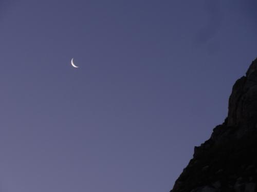 夜明けの空の月