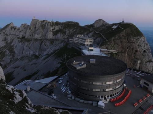 エーゼル峰からホテルを見下ろす