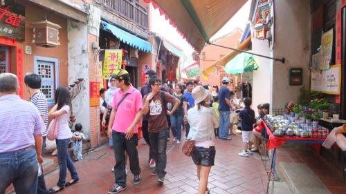 老街は観光客に人気の通り