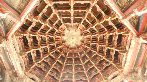 龍山寺の八卦藻井（八角形の天井）