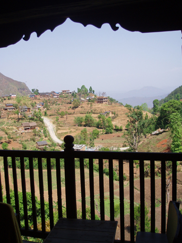 木枠窓から望む箱庭のような田園風景