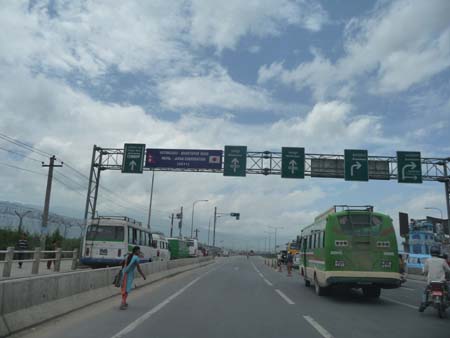 カトマンズ〜バクタプルの道路 １