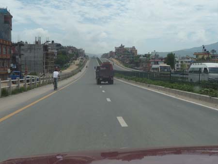 カトマンズ〜バクタプルの道路 １