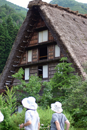 大きく聳え立つ合掌造り