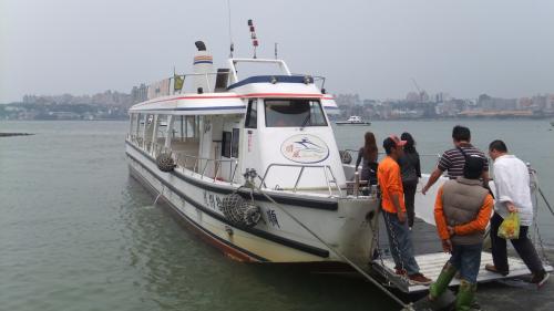 渡し舟で対岸八里区へ渡る