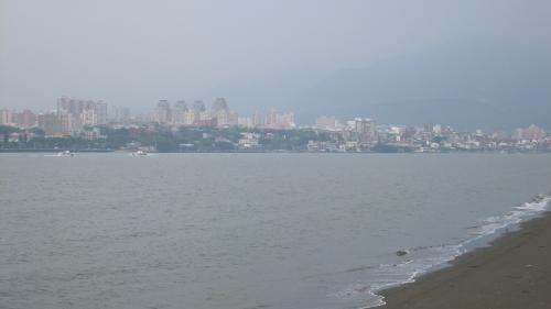 対岸から淡水を臨む