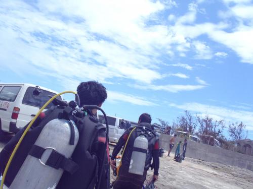 海に向かう男たち